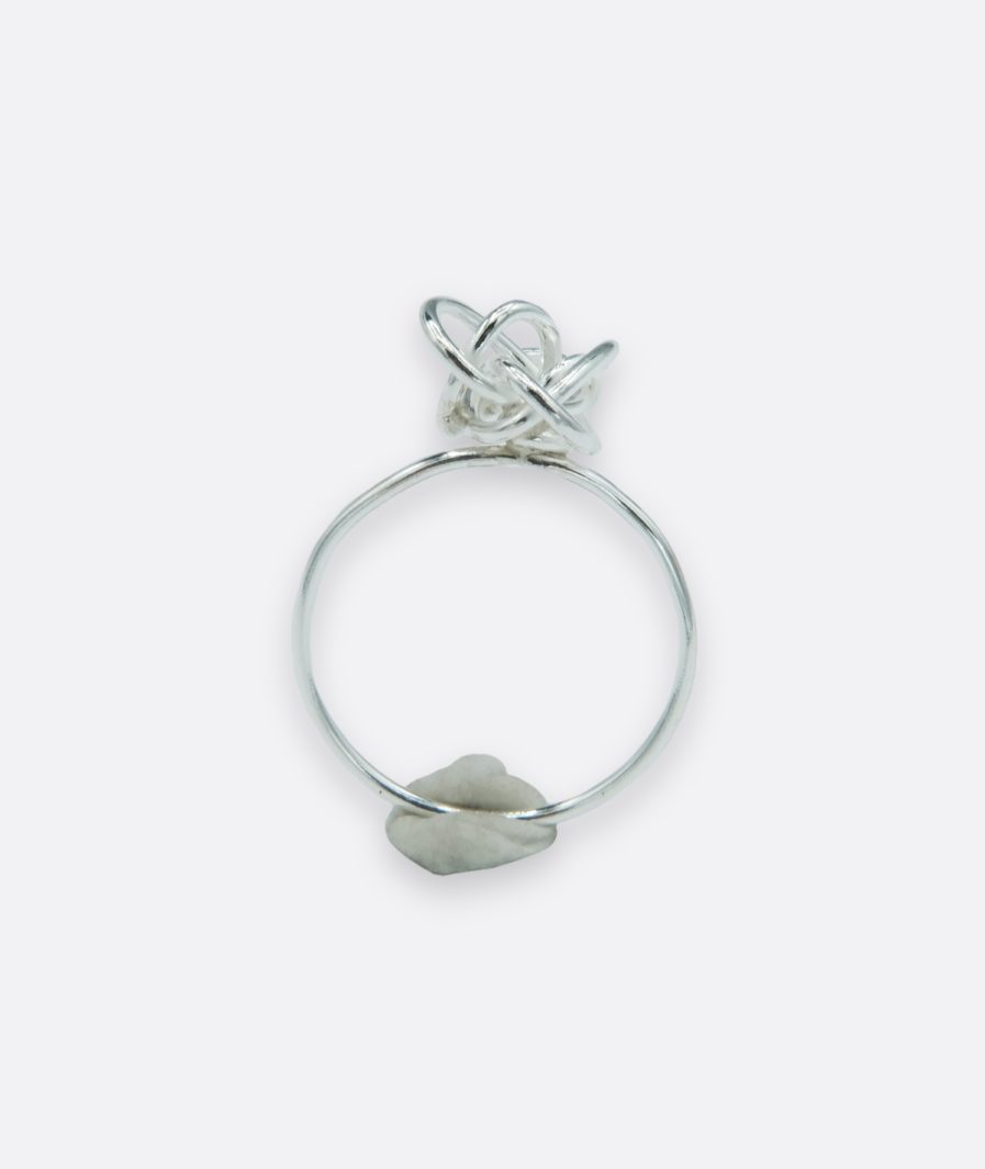 anillo tipo princesa realizado en plata de ley. joya hecha a mano. pieza única de autor realizada por la orfebre carla alfaia