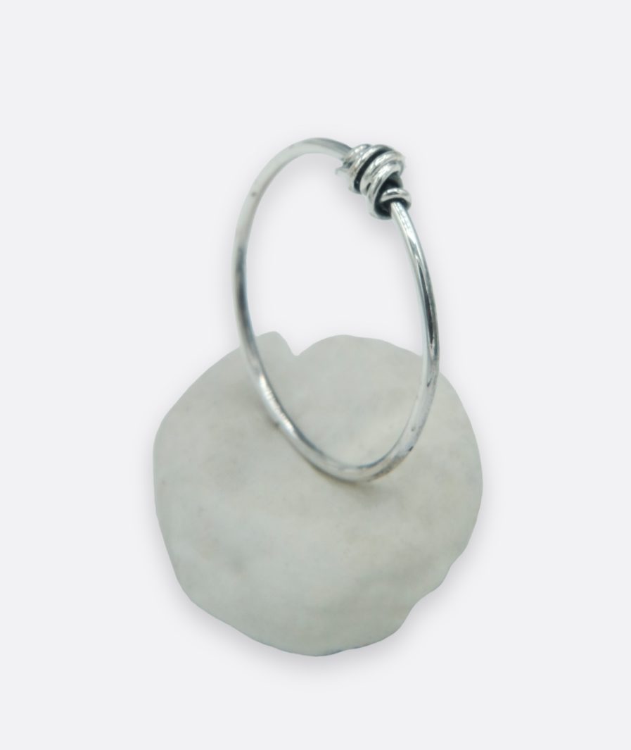 anillo de plata, estilo minimalista. un fino aro con un nudo. acabado envejecido. joyería de autor. carla alfaia