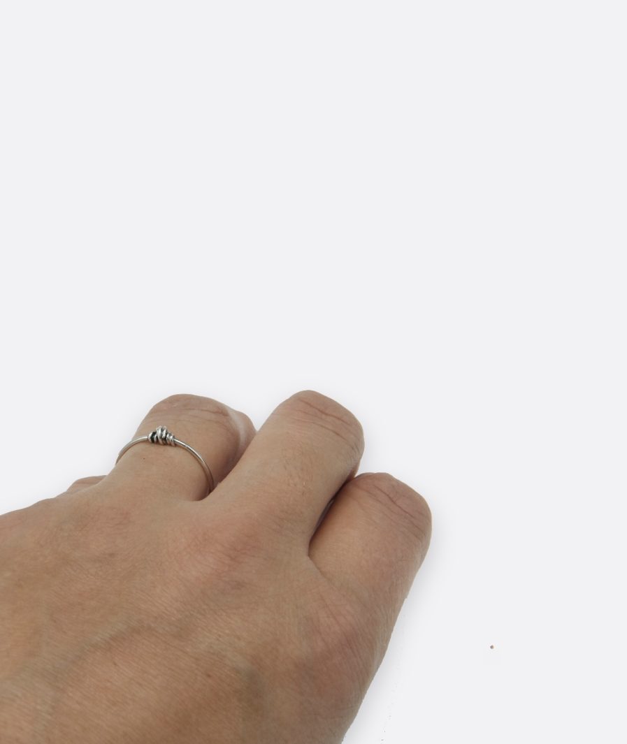 anillo de plata, estilo minimalista. un fino aro con un nudo. acabado envejecido. joyería de autor. carla alfaia