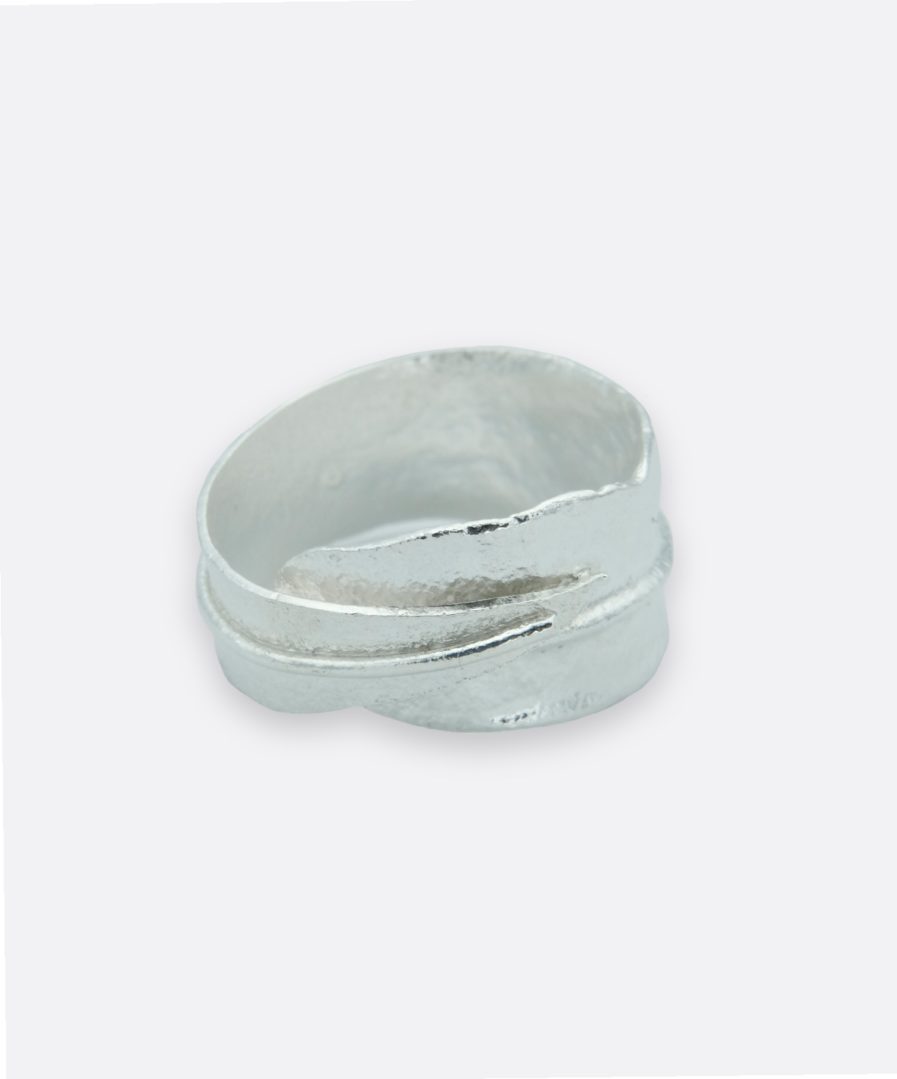 anillo con forma de hoja de olivo, realizado en plata de forma artesanal. carla alfaia