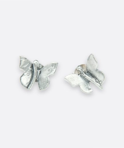 pendientes en plata de ley con forma de pequeñas mariposas. Debido a que son piezas artesanales cada mariposa es diferente y única.