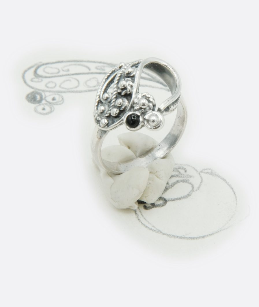 anillo en plata y azabache, filigrana trabajada a mano. anillo realizado por encargo. joya personalizada