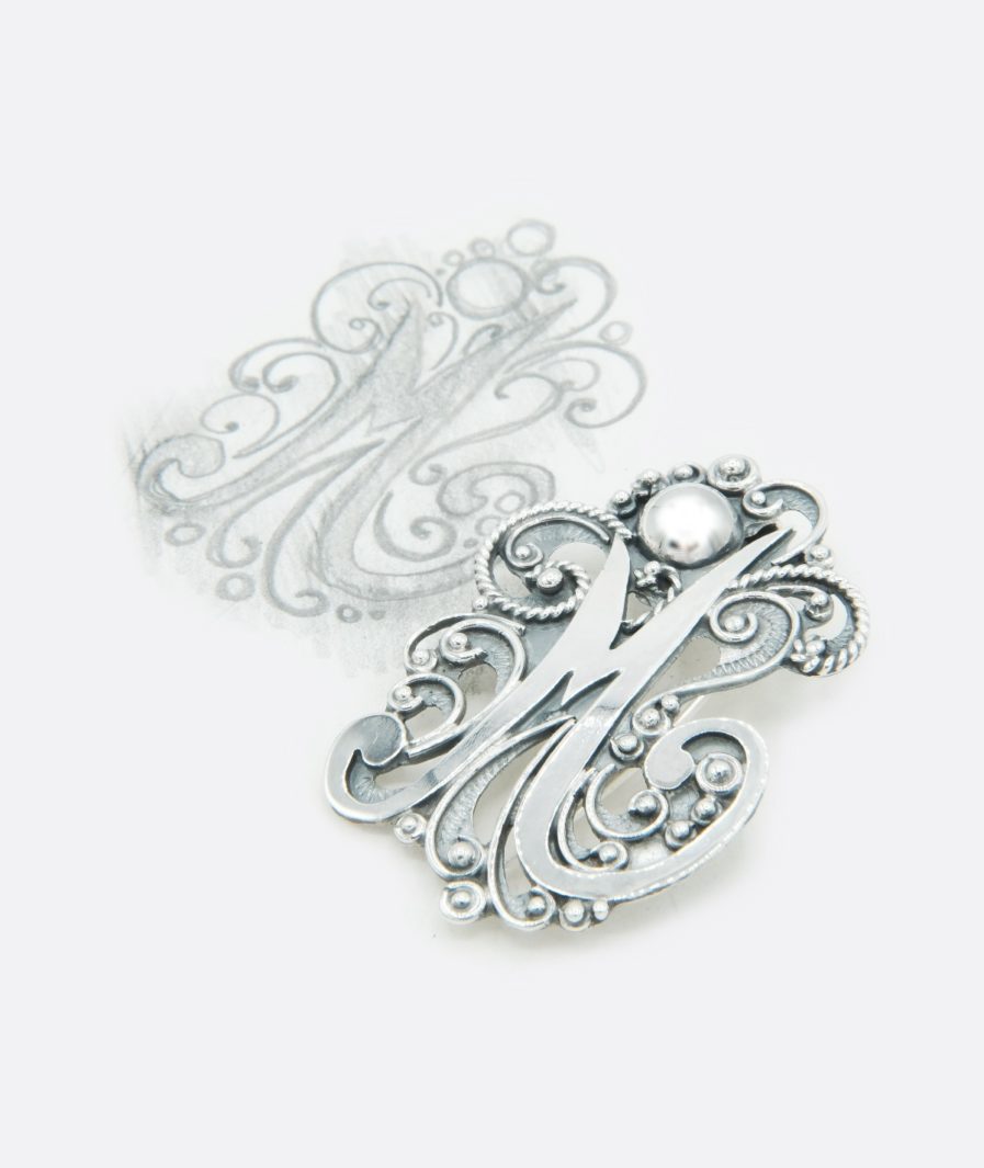 broche colgante en plata, inicial realizado a mano, joyas personalizadas por encargo