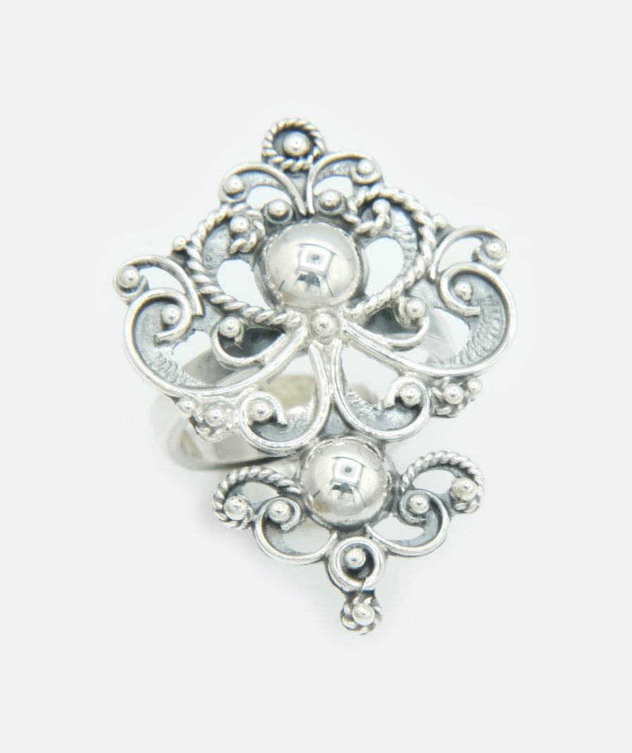 anillo artesanal con la figura del sapo gallego, pieza única joyería de autora