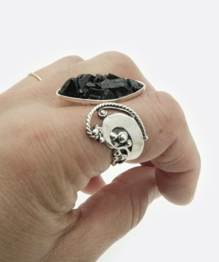 . Anillo filigrana y  azabache en bruto .