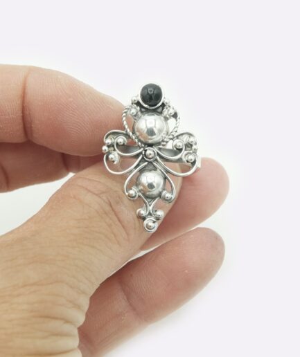 . Anillo Sapo filigrana y azabache .