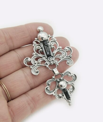 . Sapo azabache y esferas plata .