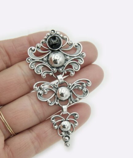 . Sapo - colgante  azabache y esferas de plata .